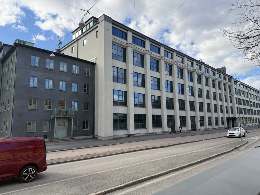 Helabs nya kontor på Gamlestadsvägen i Göteborg, en ljus industribyggnad i flera våningar.